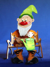 Lade das Bild in den Galerie-Viewer, Zwerg aus Holz, Schlenker-Figur Dekoration mit Kindern gestalten, Gartenzwerg aus Holz basteln, Jahrsesdeko basteln, Geschenkideen zum basteln, Basteln mit Kindern, Zwerge zum bemalen, Schlenker Figuren aus Holz zum setzen, Figuren aus Holz basteln, Gartendeko mit Kindern malen, Frühjahrsdekoration gestalten, Bastelset für Zwerg, Bastelset aus Holz, ZWH 4815SB