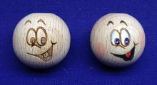Lade das Bild in den Galerie-Viewer, lachend Gesicht, Zubehör Blumenkinder, Kugel mit Gesicht, Basteln mit Kinder, Holzkugel mit Gesicht, Gesichter für Blumenkinder, Kinderbasteln, Kinderbasteln, Kugel mit Gesicht, Zubehör Blumenkinder, Gesicht, Basteln mit Kinder, Gesichter für Blumenkinder, Holzkugel mit Gesicht, KUG 0325