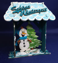 Lade das Bild in den Galerie-Viewer, Schneemann "Snowy" aus Holz, Standfigur basteln mit Kindern im Winter, Bastelidee Winter, Weihnachtsdekoration, Weihnachtsdeko gestalten, Schneemann zum setzen malen, Schneemann aus Holz basteln, weihnachtliches Bastelset, Bastelset Weihnachten, Schneemann aus Holz gestalten, basteln mit Holz, Geschenkidee für Weihnachten, Weihnachtsbasteln, Geschenkidee für Weihnachten, Schneemann aus Holz gestalten, Weihnachtsdekoration, Bastelidee Winter, Weihnachtsbasteln, weihnachtliches Bastelset, basteln mit Kinder