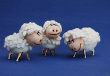 Lade das Bild in den Galerie-Viewer, Schaf Bastelsets zum Trockenfilzen / Nadelfilzen Bastelideen zum Filzen, Filzen mit Kindern, Tiere trocken filzen, Lustige Figuren zum Filzen, Basteln mit Kindern, Nadelfizen, Basteln mit Filz, Filzset, Schaf zum Filzen, RGH 7506SB