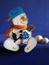 Lade das Bild in den Galerie-Viewer, Schneemann aus Holz, Schlenker-Figur weihnachtliches Bastelset, Weihnachtsdeko gestalten, basteln mit Kindern im Winter, basteln mit Holz, Geschenkidee für Weihnachten, Weihnachtsdekoration, Bastelset Weihnachten, Schneemann zum setzen malen, Schneemann aus Holz basteln, Bastelidee Winter, Weihnachtsbasteln, Schneemann aus Holz gestalten, Weihnachtsbasteln, Bastelset Weihnachten, Weihnachtsdekoration, basteln mit Kindern im Winter, Bastelidee Winter, Weihnachtsdeko gestalten, Geschenkidee für Weihnachten,