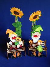 Lade das Bild in den Galerie-Viewer, Sonnenblume aus Holz als Leibgarde für Kantholz