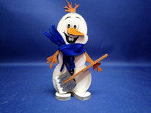 Lade das Bild in den Galerie-Viewer, Schneemann "Snowy" aus Holz, Standfigur weihnachtliches Bastelset, Geschenkidee für Weihnachten, Schneemann aus Holz gestalten, basteln mit Kindern im Winter, basteln mit Holz, Schneemann zum setzen malen, Weihnachtsbasteln, Bastelset Weihnachten, Schneemann aus Holz basteln, Bastelidee Winter, Weihnachtsdeko gestalten, Weihnachtsdekoration, Weihnachtsdeko gestalten, Schneemann aus Holz basteln, Geschenkidee für Weihnachten, Schneemann zum setzen malen, Bastelidee Winter, basteln mit Holz, basteln mit Kin