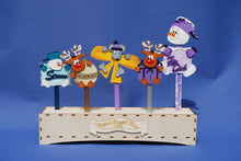 Lade das Bild in den Galerie-Viewer, Weihnachtsgeschenkanhänger, Basteln mit Holz, Eingangsschild, Bastelideen mit Holz, Schriftzüge aus Holz, Holzkunst, Holzteile bemalen, Geburtstags Schriftzug, Schriftzüge bemalen, Schriftzug Bastelartikel, SZH 9804