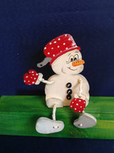 Lade das Bild in den Galerie-Viewer, Schneemann aus Holz, Schlenker-Figur basteln mit Holz, Schneemann aus Holz basteln, Schneemann zum setzen malen, Schneemann aus Holz gestalten, weihnachtliches Bastelset, Weihnachtsdeko gestalten, Weihnachtsdekoration, Geschenkidee für Weihnachten, Bastelset Weihnachten, basteln mit Kindern im Winter, Weihnachtsbasteln, Bastelidee Winter, Bastelidee Winter, Schneemann aus Holz gestalten, Schneemann aus Holz basteln, Weihnachtsbasteln, basteln mit Kindern im Winter, Bastelset Weihnachten, Weihnachtsdekorat