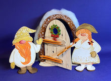 Lade das Bild in den Galerie-Viewer, 20cm Wichtelhausbasteln, Fairyhousezumbasteln , Holzartikel zum Bemalen , Wichtelhaus , Holzartikel zum Basteln , Wichtelfrau für Fairy House, Bastelideen für fairy house , Märchenwelt gestalten, Fairyhouse Landschaften , Wichtellandschaft, Wichtelfrau aus Holz, Wichtelfrau für Fairy House, Märchenwelt gestalten, Wichtelhaus , Holzartikel zum Bemalen , Holzartikel zum Basteln , Wichtelfrau aus Holz, Wichtelhausbasteln, Bastelideen für fairy house , Fairyhouse Landschaften , Wichtellandschaft, Fairyhousezu