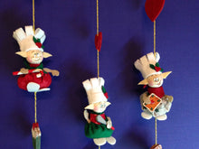 Lade das Bild in den Galerie-Viewer, Weihnachtselfen als Köche aus Filz Geschenkidee für Weihnachten, weihnachtliches Bastelset, Bastelset Weihnachten für Kinder, Elfen aus Filz basteln, Weihnachtsbäckerei selber basteln, Elfen nähen mit Kinder, Weihnachtsdeko gestalten, Weihnachtsdekoration, Elfen fädeln zu Weihnachten, basteln mit Filz, basteln mit Kindern, Bastelidee Weihnachten, Weihnachtsbasteln, WHF 3710SB