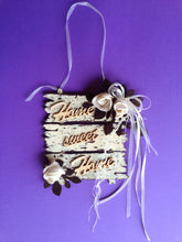 Lade das Bild in den Galerie-Viewer, Eingangsschild, Schriftzüge aus Holz, Schriftzug Bastelartikel, Basteln mit Holz, Holzkunst, Geschenke verzieren, Einladungskarten Basteln, Herzlich willkommen Schriftzug, Schriftzüge bemalen, Holzteile bemalen, Bastelideen mit Holz, SZH 0009