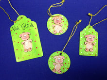 Lade das Bild in den Galerie-Viewer, Pompom Schweinchen aus Holz Dekoration mit Kindern, Glückbringer gestalten, gestalten, Bommel-Tiere basteln, Pompom Tiere aus Holz, Bastelset aus Holz, Basteln mit Kindern, Bastelset für Bauernhof, Jahrsesdeko basteln, Schweine basteln, Schweinchen bemalen, WPO 9703SB