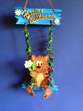 Lade das Bild in den Galerie-Viewer, Willkommen einzeilig zusammen
Schriftzug in Schreibschrift aus Holz Schriftzüge aus Holz, Weihnachts Schriftzug, Eingangsschild, Holzkunst, Holzteile bemalen, Schriftzüge bemalen, Schriftzug Bastelartikel, Karten basteln, Basteln mit Holz, Bastelideen mit Holz, Eingangsschild, Bastelideen mit Holz, Schriftzug Bastelartikel, Holzkunst, Schriftzüge aus Holz, Basteln mit Holz, Holzteile bemalen, Schriftzüge bemalen, Weihnachts Schriftzug, Karten basteln, SZH 8513