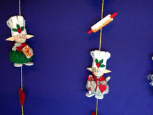 Lade das Bild in den Galerie-Viewer, Weihnachtselfen als Köche aus Filz Geschenkidee für Weihnachten, basteln mit Kindern, Elfen nähen mit Kinder, Elfen aus Filz basteln, Elfen fädeln zu Weihnachten, Weihnachtsbäckerei selber basteln, Bastelset Weihnachten für Kinder, Weihnachtsdekoration, weihnachtliches Bastelset, basteln mit Filz, Weihnachtsdeko gestalten, Bastelidee Weihnachten, Weihnachtsbasteln, WHF 3710SB