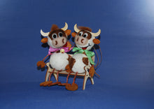 Lade das Bild in den Galerie-Viewer, Kuh Funny Schlenker Bastelsets zum Trockenfilzen /
Nadelfilzen Basteln mit Kindern, Basteln mit Filz, Filzen mit Kindern, Tiere trocken filzen, Kuh zum Filzen, Bastelideen zum Filzen, Nadelfizen, Lustige Figuren zum Filzen, Filzset, Bastelideen zum Filzen, Filzset, Basteln mit Kindern, Filzen mit Kindern, Kuh zum Filzen, Lustige Figuren zum Filzen, Basteln mit Filz, Nadelfizen, Tiere trocken filzen, RGH 6706SB