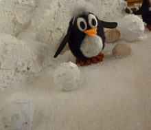 Lade das Bild in den Galerie-Viewer, Pinguin Charly Bastelsets zum Trockenfilzen/Nadelfilzen Lustige Figuren zum Filzen, Filzset, Basteln mit Kindern, Pinguin zum Filzen, Tiere trocken filzen, Filzen mit Kindern, Nadelfizen, Basteln mit Filz, Bastelideen zum Filzen, Lustige Figuren zum Filzen, Nadelfizen, Tiere trocken filzen, Filzen mit Kindern, Basteln mit Filz, Pinguin zum Filzen, Filzset, Basteln mit Kindern, Bastelideen zum Filzen, RGH 7108SB