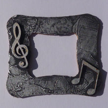 Lade das Bild in den Galerie-Viewer, Notenschlüssel aus Holz Musikinstrumente zum Bemalen, Geschenk zum Geburtstag, Musikinstrumente aus Holz, Tischdeko selbermachen, Holzteile, Streuteile aus Holz, Kleine Holzteile, Holzteile zum Selbstgestalten, Basteln mit Kindern, Noten und Notenschlüssel, Holzteile bemalen, Einladungskarten basteln, Streuteile diy, Streuteile basteln, Basteln mit Holz, Holzteile für alle Anlässe, Karte zum Geburtstag basteln, Basteln mit Holzteilen,  Geschenk zum Geburtstag, Einladungskarten basteln, Noten und Notenschlü