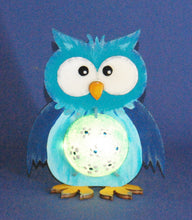 Lade das Bild in den Galerie-Viewer, 18cm Eulen bemalen, Jahresdeko basteln, Basteln mit Kindern, Bastelset Eulen, Tiere aus Holz gestalten, Bastelidee für Kinder, Bastelset aus Holz, Dekoration mit Kindern gestalten, Deko gestalten, Tiere für Lichterketten basteln, Nachtlicht für Kinder basteln, Tiere basteln mit Holz, Tiere für Lichterketten basteln, Basteln mit Kindern, Eulen bemalen, Deko gestalten, Tiere basteln mit Holz, Tiere aus Holz gestalten, Bastelidee für Kinder, Nachtlicht für Kinder basteln, Jahresdeko basteln, Bastelset Eulen,