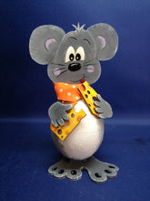 Lade das Bild in den Galerie-Viewer, Basteln mit Kindern, Dekoration mit Kindern gestalten, Tiere aus Holz basteln, Bastelset aus Holz, Käse zum Basteln, Haustiere malen, Tiere aus Holz malen, Jahrsesdeko basteln, Mäuse und Käse mit Kindern malen, Käse aus Holz, Kleinteile zum bemalen, Frühjahrsdekoration gestalten, Geschenkideen zum basteln, MCS 9706