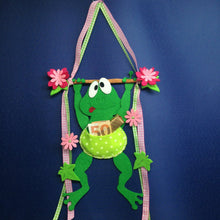 Lade das Bild in den Galerie-Viewer, Frosch für Geldgeschenke Geldgeschenk, Bastelideen für Kinder, Basteln im Frühling, Frosch selber nähen, Basteln mit Kind, Nähen für Anfänger, Frosch Nähset, Frühlingsideen, Frosch nähen, Basteln für den Frühling, Dekoidee Frühling, Frosch selber machen, Geldgeschenk selber machen, Geschenkidee, Bastelideen zum Geburtstag, Bastelidee für Geldgeschenk, Geschenkidee, Dekoidee Frühling, Basteln für den Frühling, Frosch selber nähen, Bastelideen zum Geburtstag, Basteln mit Kind, Basteln im Frühling, Bastelide