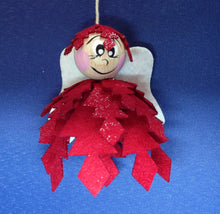 Lade das Bild in den Galerie-Viewer, Engel aus Filz; rot Deko mit Kindern fädeln, Fensterfiguren basteln, Filzfiguren nähen, Fädeln mit Kindern, Weihnachtsdeko fädeln, Engel aus Filz basteln, Engel mit Kindern gestalten, Figuren aus Filz basteln, Winterdekoration basteln, Engel basteln,   ENF 6580SB
