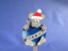 Lade das Bild in den Galerie-Viewer, Kugel für Christbaum aus Holz Basteln mit Kindern, Basteln mit Kindern Weihnachten einfach, Basteln Weihnachtszeit, Christbaumkugel, Dekoidee Weihnachten, Dekoidee Winter, Weihnachtsgeschenke, Weihnachtsbaum aus Holz, Weihnachtsdeko, Basteln mit Kindern Winter, Christbaumkugel aus Holz, Weihnachtsbasteln, Christbaumkugel bemalen, Bastelideen aus Holz, Basteln Weihnachtszeit, Weihnachtsgeschenke, Basteln mit Kindern Weihnachten einfach, Dekoidee Winter, Dekoidee Weihnachten, Weihnachtsdeko, Basteln mit Kin