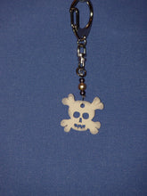 Lade das Bild in den Galerie-Viewer, Totenkopf Schlüsselanhänger aus Holz Piratenschiff zum Bemalen, Schiffskanone aus Holz, Pirat basteln, Basteln mit Kindern, Holzteilchen zum Anmalen, Holzteile bemalen, Totenkopf zum Basteln, Türschilder basteln, Basteln mit Holz, Schiffskanone diy mit Zubehör, PRH 7603