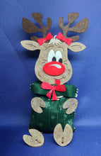 Lade das Bild in den Galerie-Viewer, Rentier aus Filz mit Säckchenbauch zum Nähen Bastelideen aus Filz, Weihnachtsgeschenke nähen, Basteln mit Kindern Weihnachten einfach, Nähen mit Kindern, Nähen für Anfänger, Bastelideen Nikolaus, Geschenkidee Weihnachten, Basteln mit Kindern Winter, Rentiere basteln, Weihnachtsgeschenke, Nähen für Kinder, Weihnachtsbasteln, Rentiere nähen, Geschenkidee Nikolaus, Rentiere Nähset, Weihnachtsbasteln, Rentiere Nähset, Weihnachtsgeschenke nähen, Nähen für Kinder, Basteln mit Kindern Weihnachten einfach, Nähen