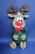 Lade das Bild in den Galerie-Viewer, Rentier aus Filz mit Säckchenbauch zum Nähen Geschenkidee Weihnachten, Bastelideen Nikolaus, Basteln mit Kindern Weihnachten einfach, Nähen für Kinder, Rentiere basteln, Rentiere nähen, Weihnachtsgeschenke, Bastelideen aus Filz, Rentiere Nähset, Weihnachtsgeschenke nähen, Basteln mit Kindern Winter, Nähen mit Kindern, Geschenkidee Nikolaus, Nähen für Anfänger, Weihnachtsbasteln, Rentiere basteln, Rentiere nähen, Geschenkidee Weihnachten, Nähen für Kinder, Nähen mit Kindern, Bastelideen aus Filz, Weihnacht