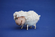 Lade das Bild in den Galerie-Viewer, Schaf Bastelsets zum Trockenfilzen / Nadelfilzen Basteln mit Kindern, Lustige Figuren zum Filzen, Tiere trocken filzen, Filzset, Schaf zum Filzen, Bastelideen zum Filzen, Basteln mit Filz, Filzen mit Kindern, Nadelfizen, RGH 7506SB