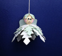 Lade das Bild in den Galerie-Viewer, Engel aus Filz; eisblau Fensterfiguren basteln, Weihnachtsdeko fädeln, Filzfiguren nähen, Fädeln mit Kindern, Figuren aus Filz basteln, Deko mit Kindern fädeln, Engel mit Kindern gestalten, Winterdekoration basteln, Engel aus Filz basteln, Engel basteln, ENF 6380SB