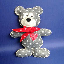 Lade das Bild in den Galerie-Viewer, Teddy aus Filz zum Nähen Geschenkidee zum Geburtstag, Geschenkidee zur Geburt, Nähen für Anfänger, Geschenkidee Baby, Geschenkidee zur Hochzeit, Geschenkidee, Teddy zum Nähen, Teddy zum selbermachen, Teddy zum basteln, Teddy Nähset, Teddy zum Nähen, Teddy Nähset, Teddy zum basteln, Geschenkidee Baby, Teddy zum selbermachen, Nähen für Anfänger, Geschenkidee zur Hochzeit, Geschenkidee zum Geburtstag, Geschenkidee zur Geburt, Geschenkidee, TEF 1715SB-P87