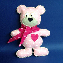 Lade das Bild in den Galerie-Viewer, Teddy aus Filz zum Nähen Geschenkidee zum Geburtstag, Geschenkidee zur Geburt, Teddy zum selbermachen, Nähen für Anfänger, Teddy zum basteln, Geschenkidee Baby, Geschenkidee, Geschenkidee zur Hochzeit, Teddy zum Nähen, Teddy Nähset, Geschenkidee Baby, Teddy zum basteln, Teddy Nähset, Nähen für Anfänger, Teddy zum Nähen, Geschenkidee zur Geburt, Geschenkidee, Teddy zum selbermachen, Geschenkidee zur Hochzeit, Geschenkidee zum Geburtstag, TEF 1715SB-P87