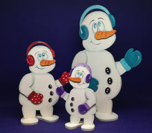 Lade das Bild in den Galerie-Viewer, Schneemann mit Ohrenwärmer aus Holz, Standfigur Geschenkidee für Weihnachten, basteln mit Holz, Weihnachtsbasteln, Schneemann zum setzen malen, basteln mit Kindern im Winter, Schneemann aus Holz basteln, weihnachtliches Bastelset, Bastelidee Winter, Weihnachtsdeko gestalten, Bastelset Weihnachten, Schneemann aus Holz gestalten, Weihnachtsdekoration, basteln mit Holz, Schneemann zum setzen malen, Schneemann aus Holz gestalten, Bastelidee Winter, Weihnachtsbasteln, weihnachtliches Bastelset, Weihnachtsdeko