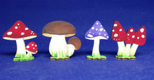 Lade das Bild in den Galerie-Viewer, Pilze zum Stellen ca. 5cm aus Holz Streuteile Holz, Basteln mit Holzteile, Kleine Holzteile, Holzteile, Pilze zum Basteln, Fliegenpilz zum Bemalen, Pilze aus Holz, Dekoration für den Herbst basteln, Basteln mit Holz für Kinder, Herbstdeko selbst gestalten, Basteln mit Holz, Holzteile bemalen, Streuteile diy, VGH 6905SB