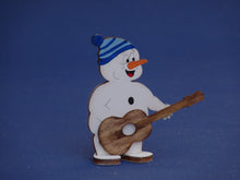 Lade das Bild in den Galerie-Viewer, Schneemann mit Mütze aus Holz, Standfigur Schneemann zum setzen malen, Weihnachtsbasteln, weihnachtliches Bastelset, Schneemann aus Holz basteln, basteln mit Kindern im Winter, basteln mit Holz, Geschenkidee für Weihnachten, Schneemann aus Holz gestalten, Bastelset Weihnachten, Weihnachtsdekoration, Bastelidee Winter, Weihnachtsdeko gestalten, Bastelset Weihnachten, weihnachtliches Bastelset, Weihnachtsdekoration, basteln mit Kindern im Winter, Bastelidee Winter, Schneemann aus Holz gestalten, basteln mit