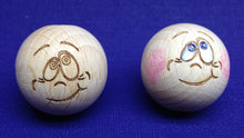 Lade das Bild in den Galerie-Viewer, schmunzelnd Zubehör Blumenkinder, Kinderbasteln, Basteln mit Kinder, Kugel mit Gesicht, Holzkugel mit Gesicht, Gesicht, Gesichter für Blumenkinder, Zubehör Blumenkinder, Kinderbasteln, Holzkugel mit Gesicht, Gesichter für Blumenkinder, Gesicht, Basteln mit Kinder, Kugel mit Gesicht, KUG 4725