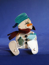 Lade das Bild in den Galerie-Viewer, Schneemann aus Holz, Schlenker-Figur Weihnachtsdeko gestalten, Bastelidee Winter, weihnachtliches Bastelset, Schneemann aus Holz gestalten, Weihnachtsbasteln, Weihnachtsdekoration, basteln mit Kindern im Winter, Schneemann zum setzen malen, Geschenkidee für Weihnachten, Schneemann aus Holz basteln, basteln mit Holz, Bastelset Weihnachten, basteln mit Holz, Schneemann zum setzen malen, Bastelidee Winter, Geschenkidee für Weihnachten, Schneemann aus Holz basteln, Weihnachtsdeko gestalten, basteln mit Kinder
