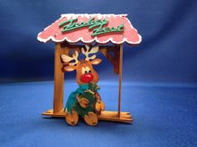 Lade das Bild in den Galerie-Viewer, Hühnerstall Bausatz ca. 15cm aus Holz Kleine Holzteile, Holz kunst, Holz bemalen Acryl, Bastel Ideen , Basteln mit Holz für Kinder, Basteln mit Holz, Basteln mit holzteile, kleinen Hühnerstall gestalten, Basteln mit Holz, Holzteile bemalen, Hühnerstall bemalen, VSH 4715SB