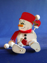 Lade das Bild in den Galerie-Viewer, Schneemann aus Holz, Schlenker-Figur Weihnachtsdekoration, Bastelset Weihnachten, Geschenkidee für Weihnachten, basteln mit Holz, weihnachtliches Bastelset, Weihnachtsbasteln, Schneemann aus Holz gestalten, basteln mit Kindern im Winter, Schneemann zum setzen malen, Bastelidee Winter, Schneemann aus Holz basteln, Weihnachtsdeko gestalten, Weihnachtsbasteln, Weihnachtsdekoration, Bastelset Weihnachten, weihnachtliches Bastelset, Geschenkidee für Weihnachten, Schneemann zum setzen malen, Bastelidee Winter,