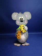 Lade das Bild in den Galerie-Viewer, Mäuse und Käse mit Kindern malen, Bastelset aus Holz, Basteln mit Kindern, Frühjahrsdekoration gestalten, Tiere aus Holz basteln, Haustiere malen, Jahrsesdeko basteln, Dekoration mit Kindern gestalten, Kleinteile zum bemalen, Käse zum Basteln, Käse aus Holz, Tiere aus Holz malen, Geschenkideen zum basteln, MCS 9705