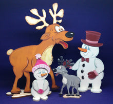 Lade das Bild in den Galerie-Viewer, Schneemann mit Fliege und Zylinder aus Holz, Standfigur Bastelset Weihnachten, Weihnachtsdekoration, Weihnachtsdeko gestalten, Schneemann aus Holz gestalten, basteln mit Kindern im Winter, basteln mit Holz, weihnachtliches Bastelset, Weihnachtsbasteln, Geschenkidee für Weihnachten, Schneemann aus Holz basteln, Schneemann zum setzen malen, Bastelidee Winter, Schneemann zum setzen malen, Geschenkidee für Weihnachten, basteln mit Kindern im Winter, Bastelidee Winter, Weihnachtsdeko gestalten, weihnachtliches