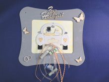 Lade das Bild in den Galerie-Viewer, Rahmen mit gerundeten Ecken aus Holz 21x23cm Türschild, Schilder für den Eingang, Holzideen , Schild fürs Kinderzimmer, Schild zum Geburtstag, Schild zur Taufe, Schilder zum Basteln, Schild zur Hochzeit basteln, Basteln mit Holz für Kinder, Bilderrahmen aus Holz, Schilder aus Holz, Schild zur Geburt, Holz bemalen, Basteln mit Holz, RDH 2323