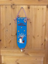 Lade das Bild in den Galerie-Viewer, Schneemann mit Zylinder und Besen aus Holz Schneemann aus Holz basteln, Weihnachtsdekoration, Schneemann basteln Weihnachten, basteln mit Kindern im Winter, Schneemann aus Holz gestalten, basteln mit Holz, Schneemann malen, Weihnachtsdeko gestalten, Winterdeko selbst gestalten, Weihnachtsbasteln, Bastelidee Winter, Geschenkidee für Weihnachten, Schneemann basteln Weihnachten, basteln mit Holz, Bastelidee Winter, basteln mit Kindern im Winter, Weihnachtsdeko gestalten, Geschenkidee für Weihnachten, Weihnac