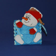 Lade das Bild in den Galerie-Viewer, Schneemann mit Topf aus Holz, Kantenhocker
Schneemannkopf mit Hände und Füße Bastelidee Winter, basteln mit Kindern im Winter, weihnachtliches Bastelset, Schneemann aus Holz gestalten, basteln mit Holz, Bastelset Weihnachten, Schneemann aus Holz basteln, Weihnachtsbasteln, Weihnachtsdeko gestalten, Geschenkidee für Weihnachten, Schneemann zum setzen malen, Weihnachtsdekoration, Weihnachtsdeko gestalten, Weihnachtsbasteln, Bastelset Weihnachten, basteln mit Kindern im Winter, Geschenkidee für Weihnachten,