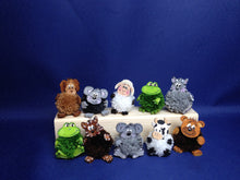 Lade das Bild in den Galerie-Viewer, Pompom Figuren aus Holz Basteln mit Kindern, Bommel-Tiere basteln, Bastelset für den Bauernhof, Bastelset aus Holz, gestalten, Frühjahrsdeko basteln, Mini Figuren bemalen, Pompom Tiere aus Holz, Puschel Figuren gestalten, Dekoration mit Kindern, WKZ 4603SB