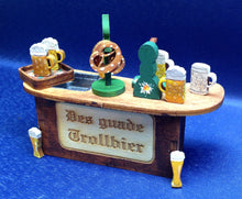 Lade das Bild in den Galerie-Viewer, Theke aus Holz Bastelideen für fairy house , Wichtelhausbasteln, Wichtel als Koch aus Holz, Holzartikel zum Basteln , Theke aus Holz, Wichtellandschaft, Wichtelhaus , Holzartikel zum Bemalen , Theke für Fairy House, Fairyhouse Landschaften , Brezenständer aus Holz, Fairyhouse , Fairyhousezumbasteln , WHL 6553SB