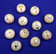 Lade das Bild in den Galerie-Viewer, singend Gesicht, Zubehör Blumenkinder, Holzkugel mit Gesicht, Gesichter für Blumenkinder, Kinderbasteln, Basteln mit Kinder, Kugel mit Gesicht, Zubehör Blumenkinder, Kugel mit Gesicht, Holzkugel mit Gesicht, Kinderbasteln, Basteln mit Kinder, Gesichter für Blumenkinder, Gesicht, KUG 1425