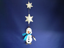 Lade das Bild in den Galerie-Viewer, Schneemann aus Filz zum Nähen Geschenkidee Weihnachten, Basteln mit Kindern Weihnachten einfach, Schneemann nähen, Nähen mit Kindern, Nähen für Anfänger, Bastelideen aus Filz, Basteln Weihnachtszeit, Schneemann Nähset, Geschenkidee Nikolaus, Weihnachtsbasteln, Weihnachtsgeschenke nähen, Weihnachtsgeschenke, Bastelideen Nikolaus, Nähen für Kinder, Basteln mit Kindern Winter, Schneemann basteln, SEF 6517SB-57