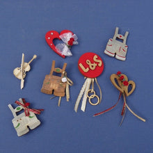 Lade das Bild in den Galerie-Viewer,   Karte zum Geburtstag basteln, Holzteile bemalen, Dirnd Trachtenhut aus Holz, Deco Bierfeste, Basteln mit Holz, Basteln mit Holzteilen, Deco für Gartenparty, Oktoberfestdeko, Holzteilechen, Streuteile diy, Lederhose aus Holz, Geschenk zum Geburtstag, Einladungskarten basteln, Streuteile Holz, Kleine Holzteile, Tischdeko selber machen, Maßkrug aus Holz, Holzteile zum Selbstgestalten, Streuteile basteln, Basteln mit Kindern,  OFH 6705