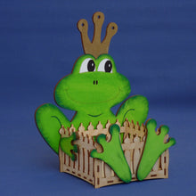 Lade das Bild in den Galerie-Viewer, Frosch mit Körbchen aus Holz Dekoration mit Kindern gestalten, Bastelset aus Holz, Tiere mit Körbchen aus Holz, Jahrsesdeko basteln, Geschenkideen zum basteln, Frösche mit Kindern malen, Frösche aus Holz basteln, Tiere aus Holz basteln, Bastelset für Bauernhof, Frühjahrsdekoration gestalten, Frosch zum bemalen, Basteln mit Kindern, FRB 8124SB