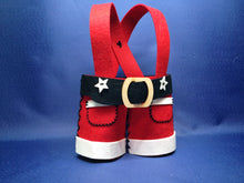 Lade das Bild in den Galerie-Viewer, Bierflaschenhalter "Weihnachtshose" aus Filz Geschenk für Männer, Geschenkidee für Männer, Geschenkidee zum Geburtstag, Lederhose Nähset, Geschenkidee für Ehemann, Geschenkidee zum Geburtstag Männer, Geschenkidee für beste Freundin, Lederhose zum selbermachen, Geschenkidee für besten Freund, Männergeschenk, Bastelideen aus Filz, Mitbringsel Party, Lederhose aus Filz, Lederhose zum Nähen, Nähen für Anfänger, WNF 6918SB