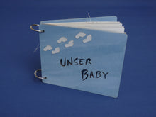 Lade das Bild in den Galerie-Viewer, Scrapbook "Unser Baby" aus Holz und 6 Einlegeseiten Fotoalbum gestalten, Fotoalbum diy, Fotoalbum Gestaltungsideen, Fotoalbum scrapbooking, Scrapbookideen, Fotoalbum zum Basteln, Scrapbooks, Fotoalbuminspiration, Fotoalbum zum Bemalen, Fotoalbuminspiration, Fotoalbum zum Bemalen, Fotoalbum scrapbooking, Scrapbooks, Fotoalbum zum Basteln, Scrapbookideen, Fotoalbum diy, Fotoalbum gestalten, Fotoalbum Gestaltungsideen, MEB 6225